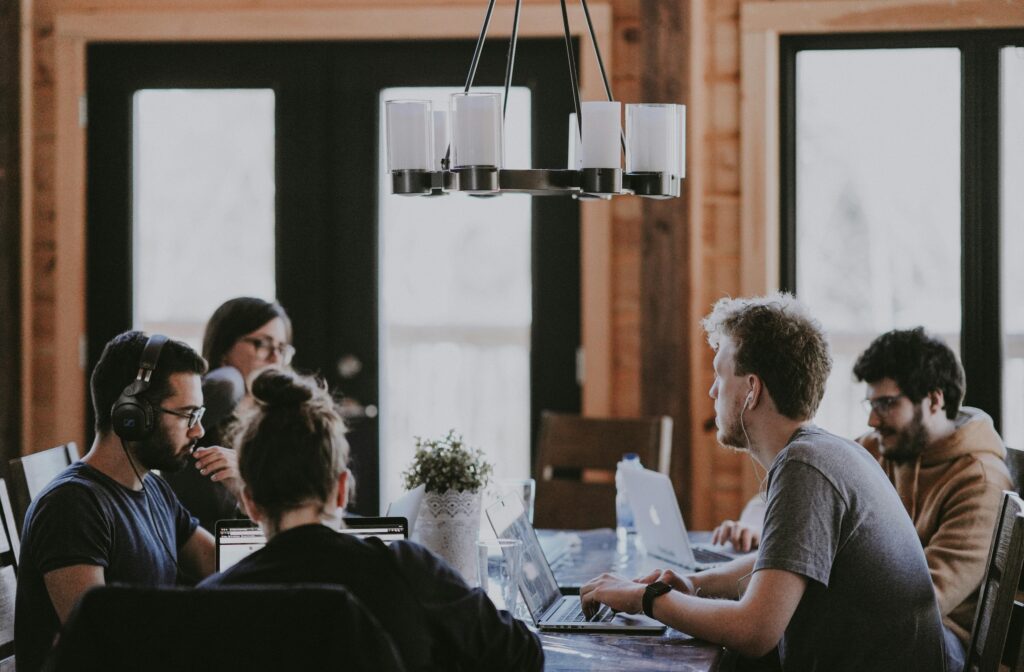 De opkomst van quiet hiring: waarom bedrijven talent binnenhalen zonder vacatures Team van jonge professionals werkt samen in een informele setting.