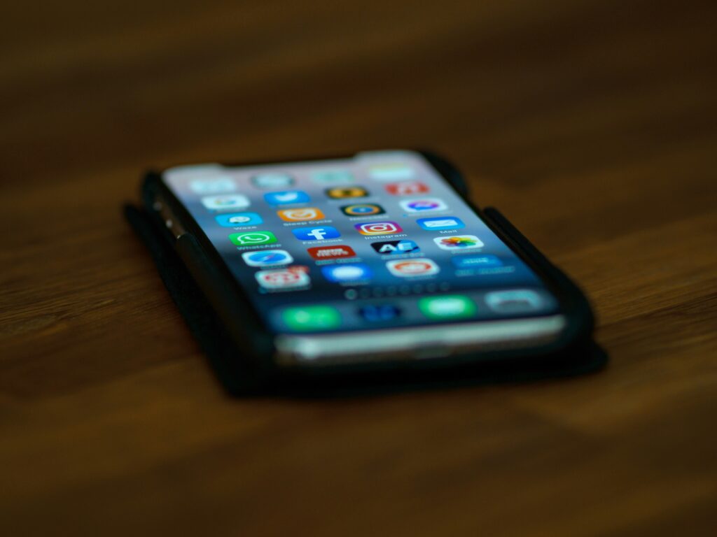 Een smartphone met meerdere apps zichtbaar, symbool voor de groei van abonnementsdiensten in het dagelijks leven