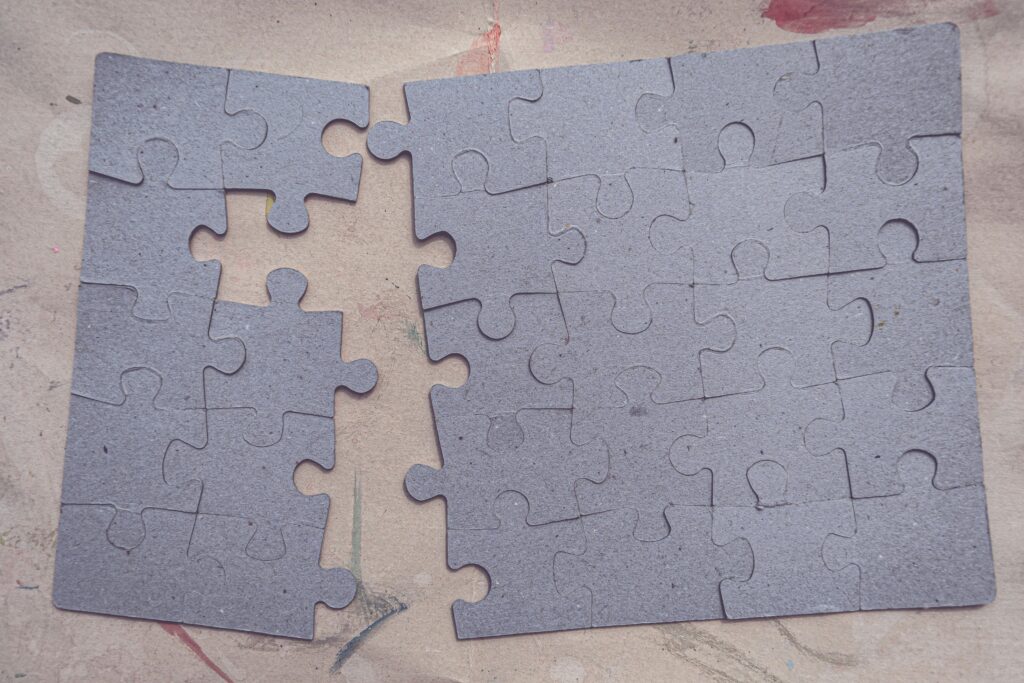 Onvolledige puzzel met ontbrekend stuk als metafoor voor leren van fouten en veerkracht.