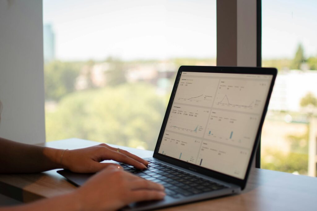 Laptop toont financieel dashboard met cashflowdata.