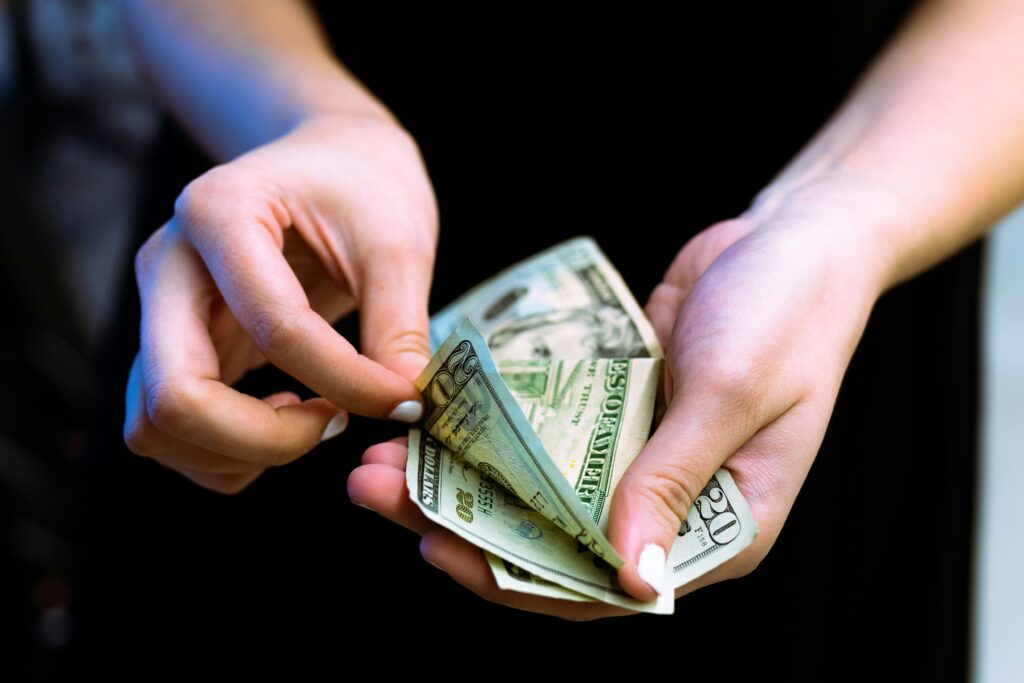 Ondernemer telt geld als symbool voor cashflowmanagement.
