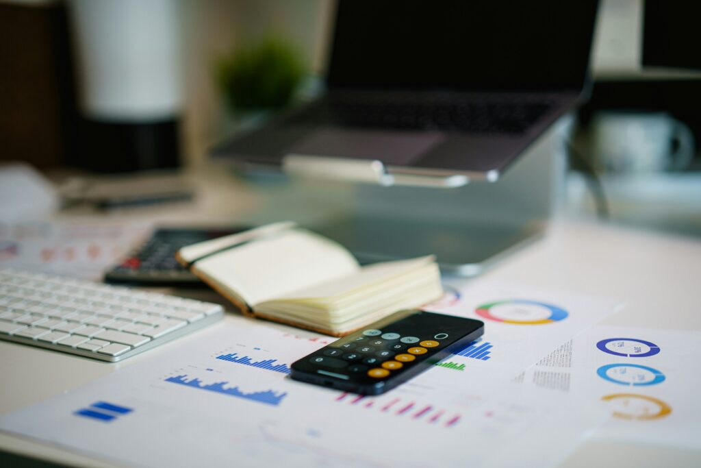 Een ondernemer bekijkt facturen en cashflow, symbool voor financiële druk bij startups.