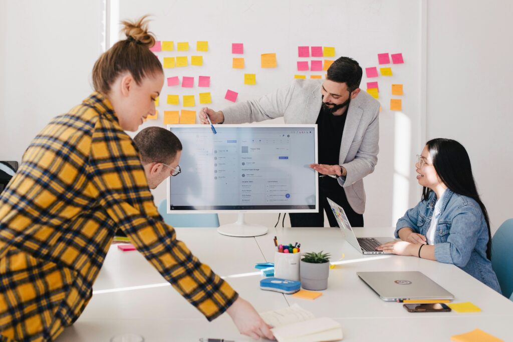 De kunst van loslaten: waarom goede managers niet alles zelf doen Manager die een team inspireert tijdens een creatieve meeting.