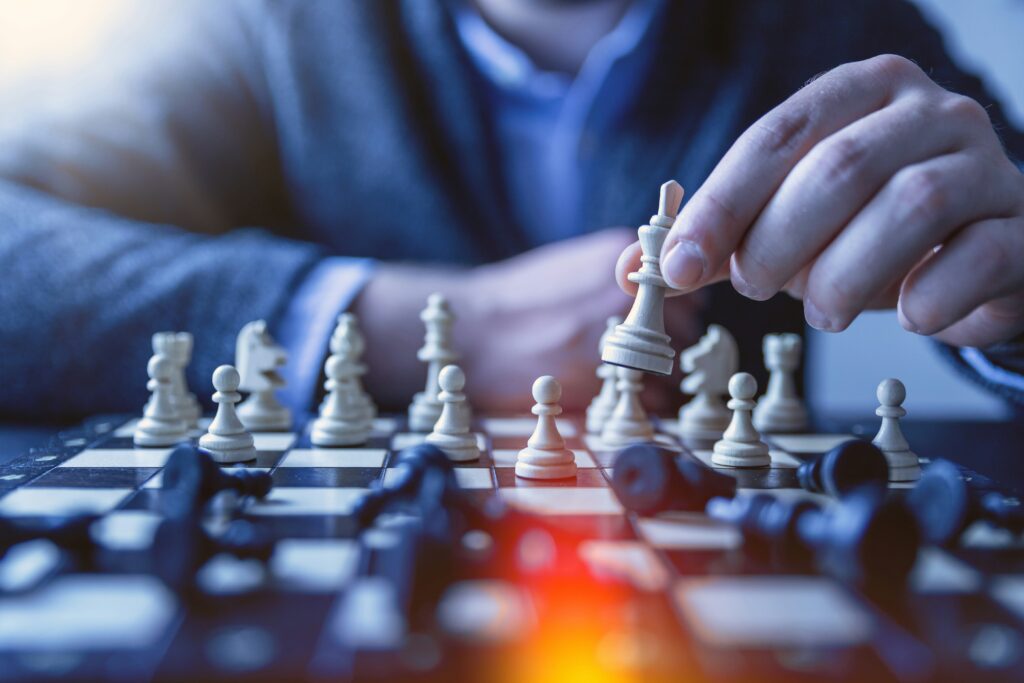 Schaakspel dat symbool staat voor strategische keuzes in business.