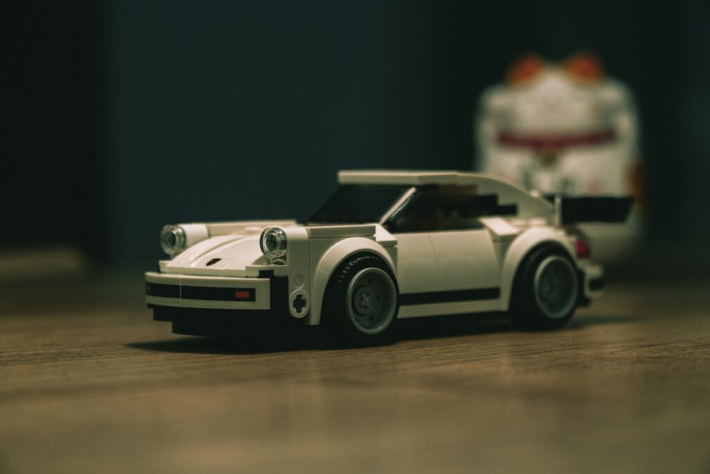 Een Lego-auto in detail, symbool voor innovatie, heropbouw en de kracht van focus.