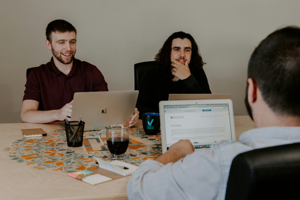 Startende ondernemers werken samen aan laptops, symbool voor teamwork en een sterk founders-team.
