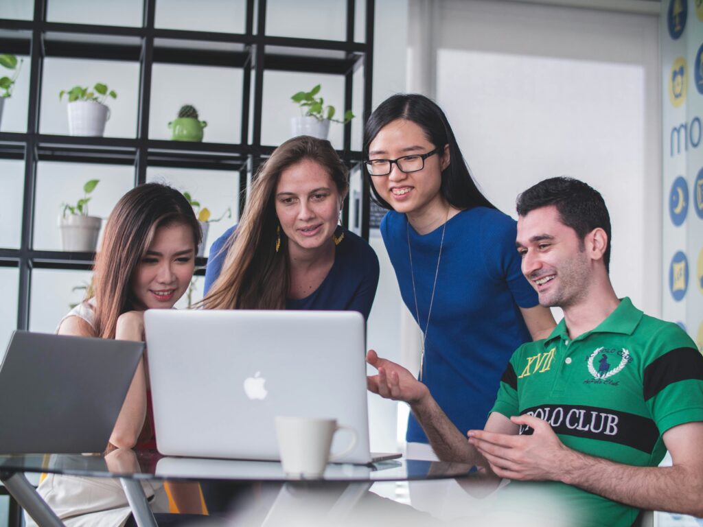 Collega’s werken samen aan een project als voorbeeld van talentontwikkeling binnen een team.