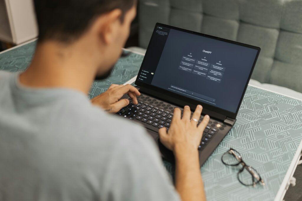 AI in kleine bedrijven: hype of gamechanger? Ondernemer werkt met AI-tool ChatGPT op laptop