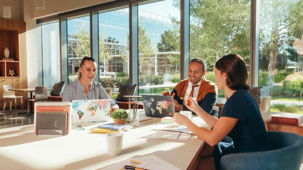Een groep medewerkers lacht samen tijdens een brainstormsessie.