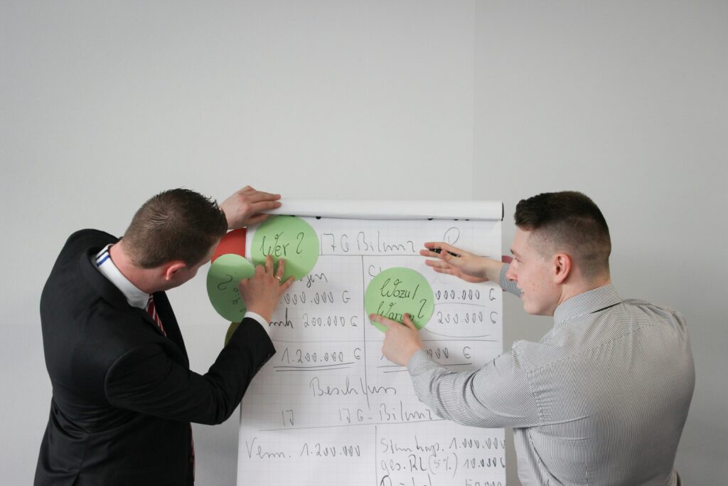 Twee zakenmensen die prijsstrategie bespreken tijdens een overleg.
