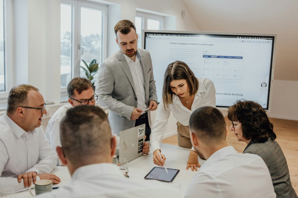Team bespreekt groeistrategie en cashflowuitdagingen in vergaderkamer