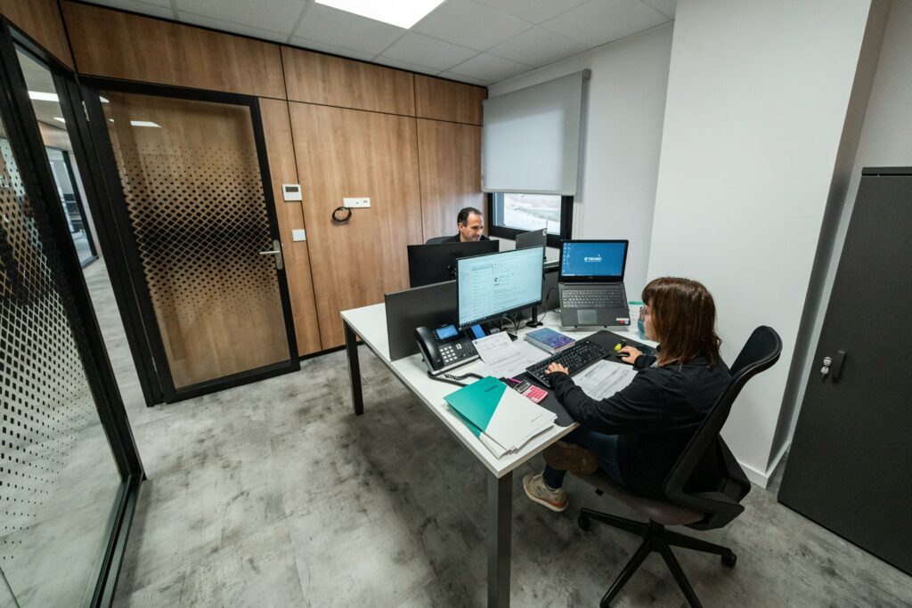 Professionals werken samen in een moderne gedeelde werkruimte, symbool voor de groei van remote work hubs.