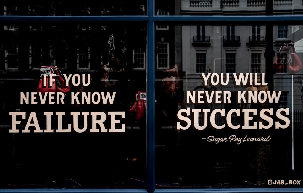 Motiverende quote op raam: If you never know failure, you will never know success.
