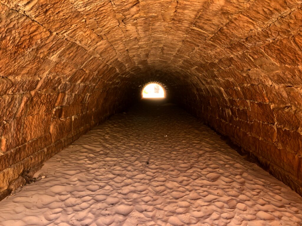 Licht aan het einde van een tunnel als symbool voor hoop en duidelijke beslissingen.