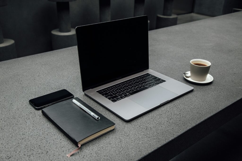 Waarom falen vaak de beste ondernemerslessen oplevert Werkplek van een ondernemer met laptop, notitieboek en koffie – symbool voor plannen, ideeën en uitdagingen
