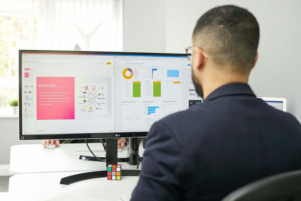 Een ondernemer analyseert data op een scherm, symbool voor de Europese Data Act.